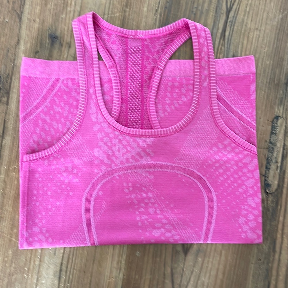 Lululemon tank. Size 4. Worn a couple of times, but I gained weight.